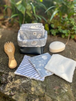Lingettes lavables grises dans sa panière.