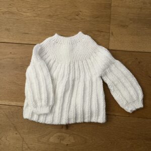 Layette, brassière tricotée en blanc