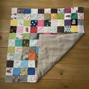 Couverture patchwork pois et motifs – Image 2