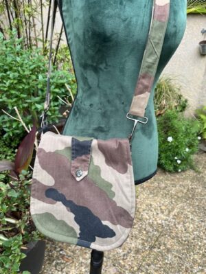 Petit sac bandoulière à rabat en chemise de l'armé